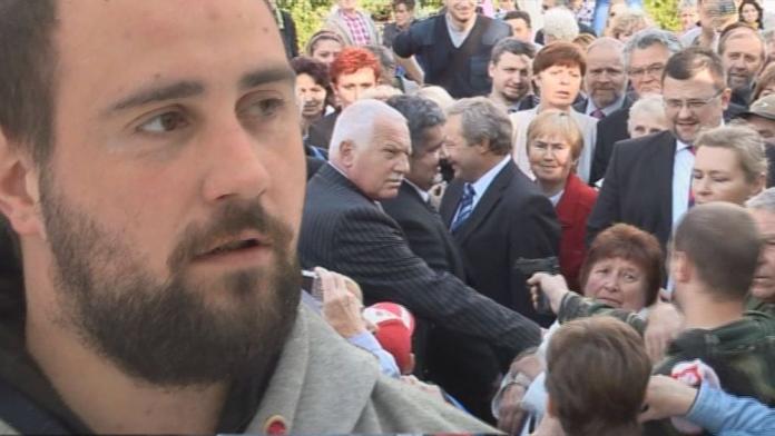 Střílel na prezidenta Klause, teď muž protestuje před Sněmovnou!