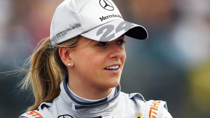 Další žena za volantem F1! Jela i za kolegyni, která měla těžkou nehodu