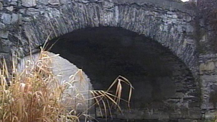 Válka v Českém Krumlově: kamenný most způsobuje záplavy