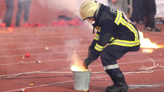 Bukurešťské derby se vymklo kontrole. Vzduchem létaly ploty i hasicí přístroje