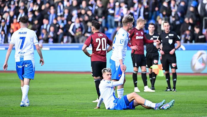 Sparta získala na Baníku bod, Pardubice poprvé na jaře vyhrály. Slavia otáčela