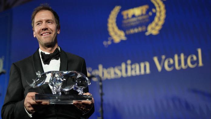 Bývalý šampion F1 znovu na trati, monopost vyměnil za tenisky