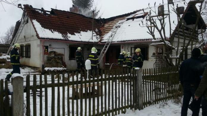 V hořícím domě našli hasiči mrtvého muže! CO SE STALO?