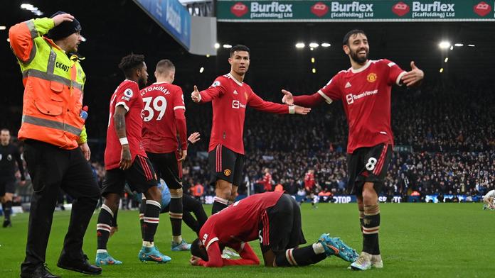 Trable na Elland Road: 70 fanoušků bez lístku, Elangu trefili z tribuny do hlavy