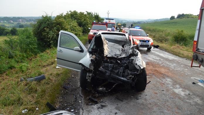 Jak tohle mohl někdo přežít? Vlek kamionu vletěl do protisměru a smetl auto!