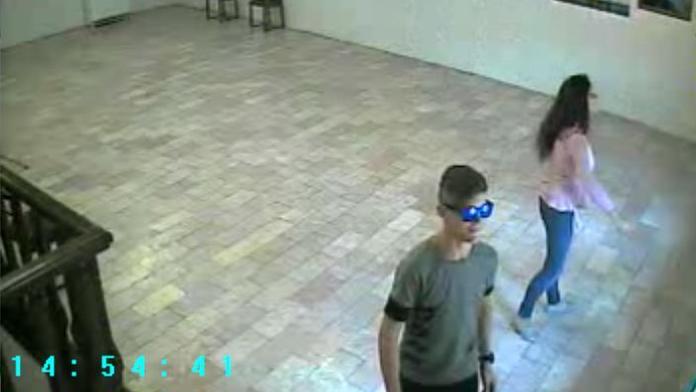 Mladík kreslil v galerii na obrazy! Škoda je 100 tisíc! Poznáte ho?