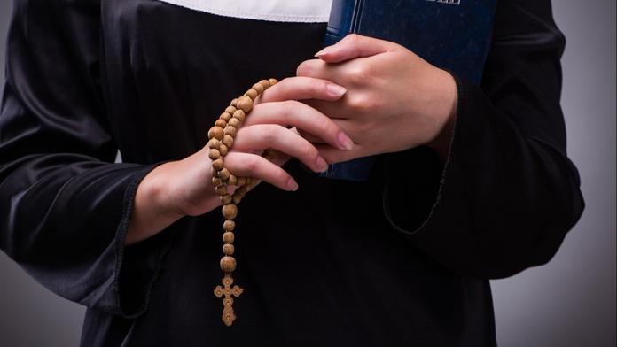Žena pracuje jako pornoherečka i pastorka. Ráda se miluji i modlím, hájí se