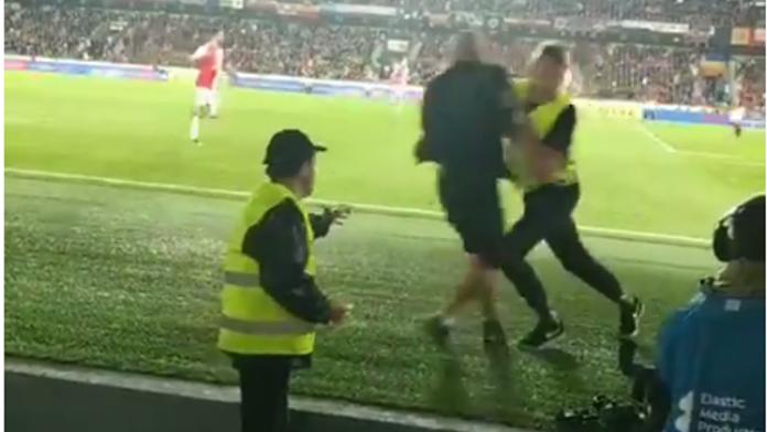 Nový záběr z derby! Takhle si ochranka poradila s fanouškem Sparty