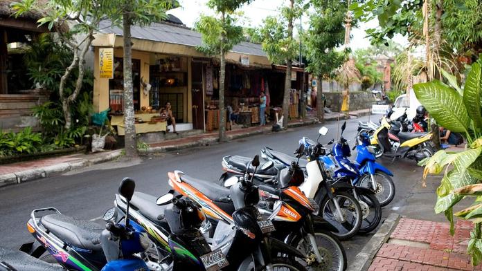 Řada motorek na Bali