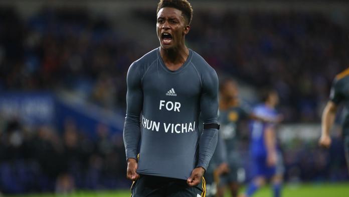 Leicester hrál pro zesnulého šéfa. Za poctu dostal Grey žlutou kartu