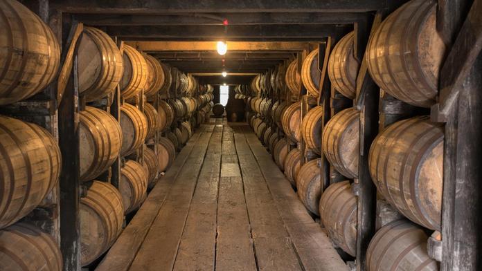 Sklad v Kentucky se zhroutil. Do země vyteklo 9000 sudů whiskey