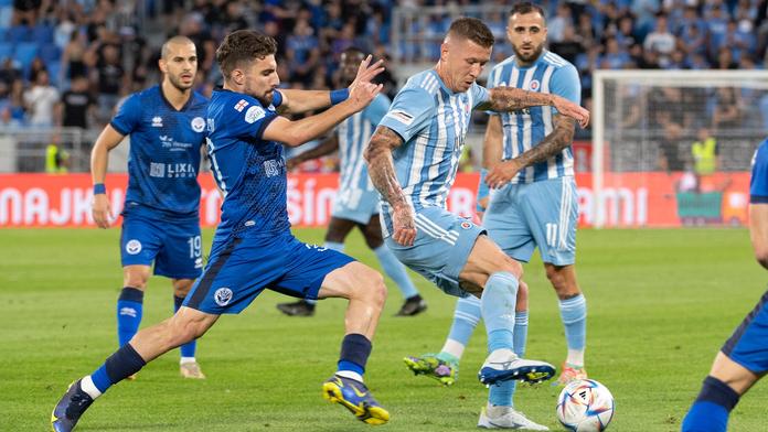 Nepříjemnosti pro fotbalisty Slovanu. Maďarští fanoušci je napadli kameny