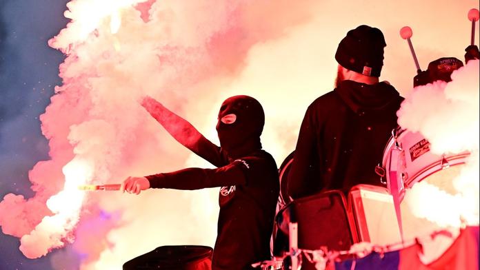 Hrůza v Belgii. Fotbalistovi bouchla v ruce petarda, přišel o několik prstů