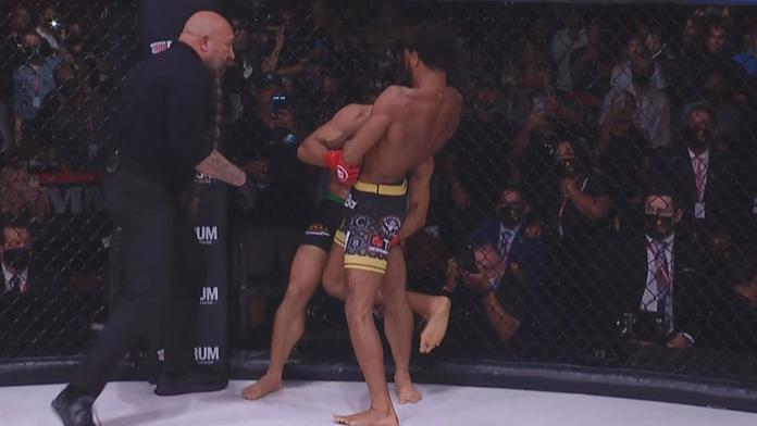 Soutěž Bellatoru a Nova Sport: Vyhrajte podepsané rukavice legendy MMA