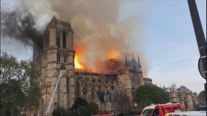 Požár Notre-Dame potvrdil, že 15. duben je nejhorší den lidstva