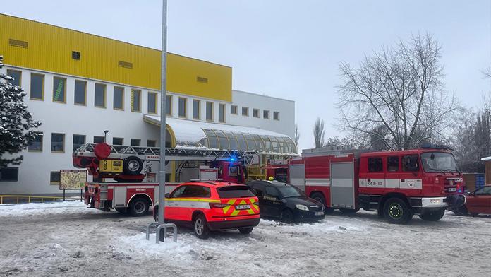 Požár ve Vyškově vyhnal plavce z bazénu. Záchranka ošetřovala zraněné