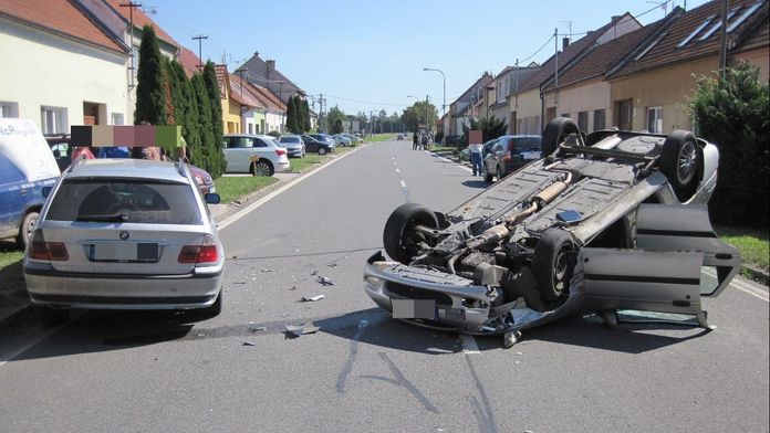 Muž si koupil auto, po 200 metrech ho obrátil na střechu. Dál už jel sanitkou