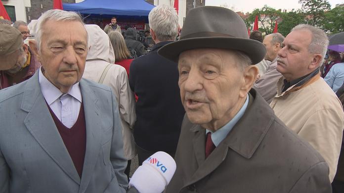 Milouši, děkujeme! píšou komunisté. Schytali to za srovnání s Havlem