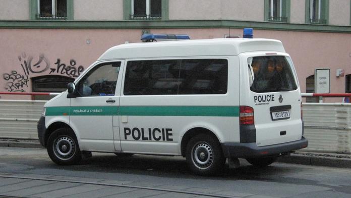 Policisté dopadli mladíky, kteří v Mostě stříleli z auta z pistole po ženě s kočárkem!