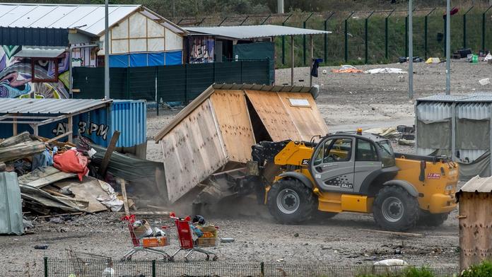 Kemp u Dunkerku ničí buldozery, pohřešují se stovky migrantů