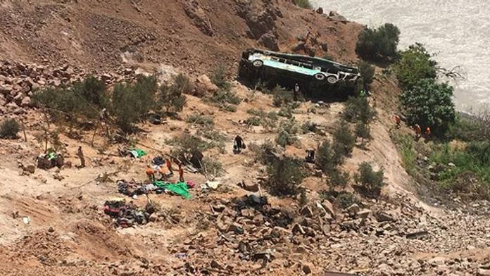 Autobus se v Peru zřítil do hluboké propasti, zahynulo nejméně 32 lidí