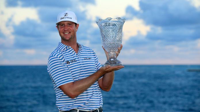 Golfistu bodl sršeň, i tak ukončil trápení a získal po třech letech trofej
