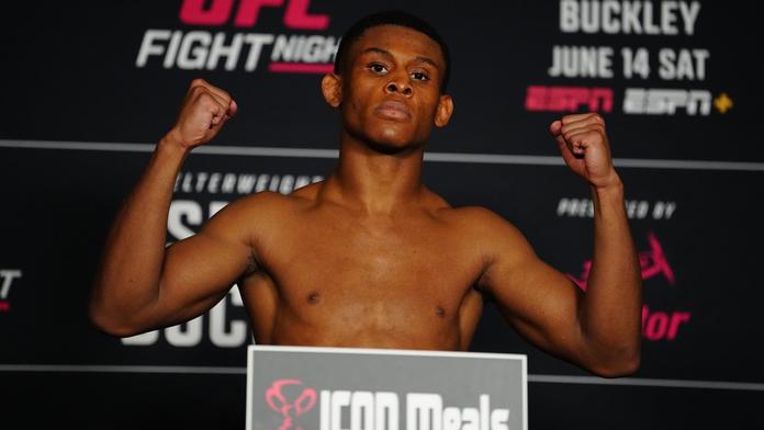 Kolaps na vážení UFC. Zápasník splnil limit, po chvilce padl k zemi