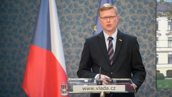 Bělobrádek rozzuřil pejskaře: Psi neumírají, ale chcípnou, napsal