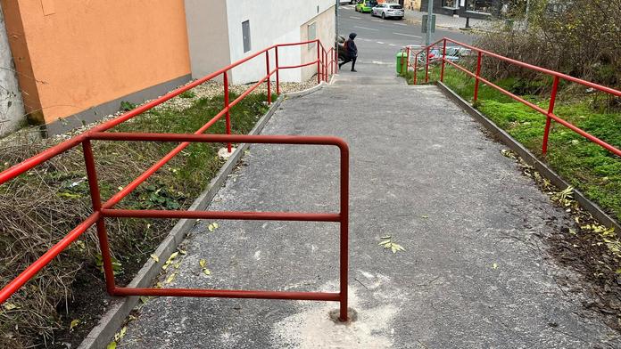 Na Podolských schodech instalovali záhadné zábradlí