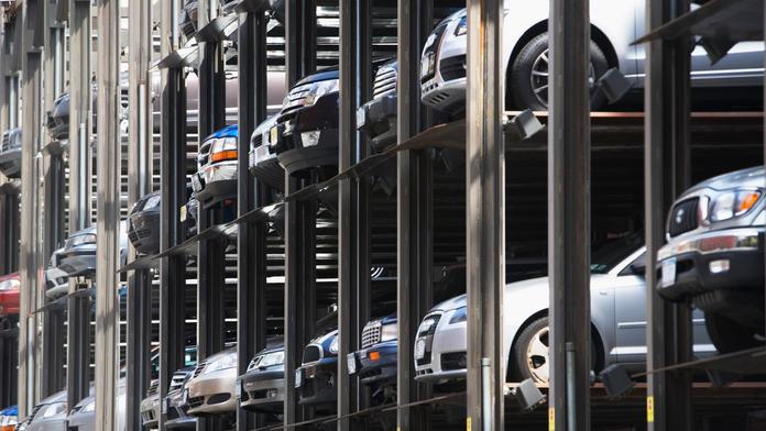 Porouchané automatické parkoviště "spolklo" lidem auta. Nemohli k nim přes dva roky!