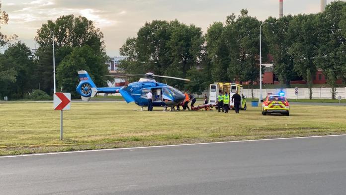 Motokrosař se pokusil přeskočit silnici. Po pádu pro něj letěl vrtulník