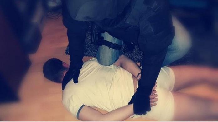 Policie zadržela nebezpečného muže! Bodl na ulici ženu do krku