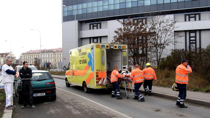 Muž v Praze utíkal před policií, srazilo ho auto