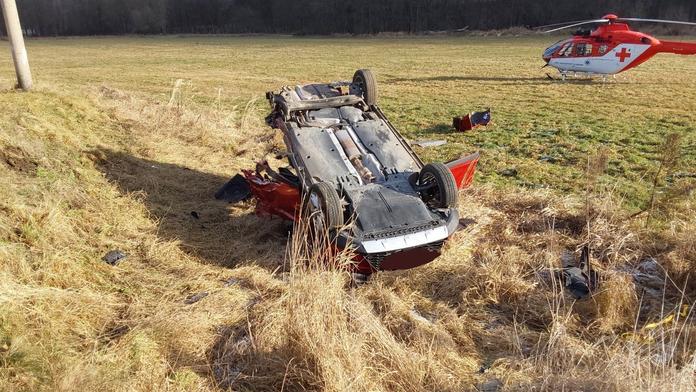 Vlak na Šumpersku smetl osobní auto. Jeho řidič přišel o život