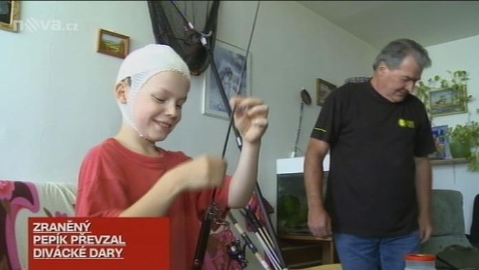 Chlapci, kterého skalpoval opilý řidič, posílají lidé spousty dárků