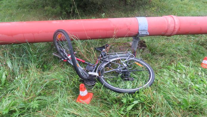 Tragická nehoda v Hradci. Cyklista (†70) nepřežil srážku s náklaďákem