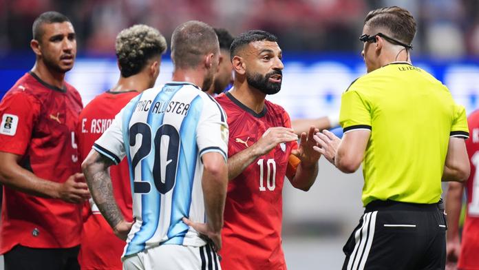Egypťané pálí do rozhodčího Letexiera. Gratuluji Argentině k titulu, zuřila hvězda