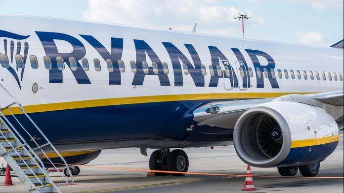 Let do Alicante nabral tříhodinové zpoždění. Na palubě šlo kvůli roji hmyzu o život