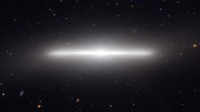 Snímek galaxie připomíná bránu do jiného vesmíru