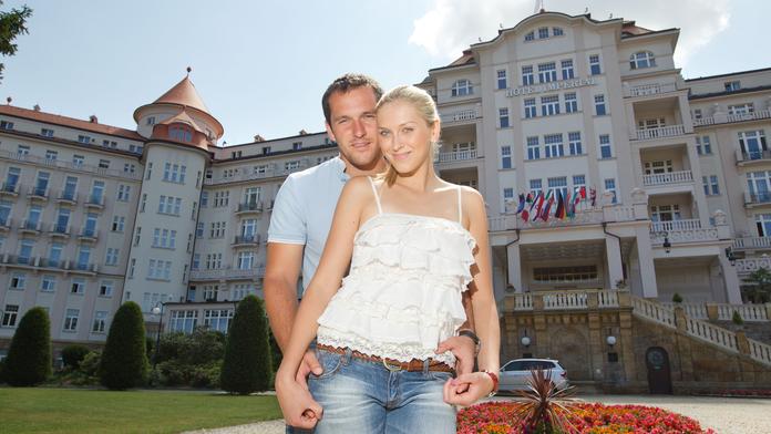 Podívejte se, jak si Zora Kepková a Miroslav Hejda užívají v karlovarském hotelu Imperial