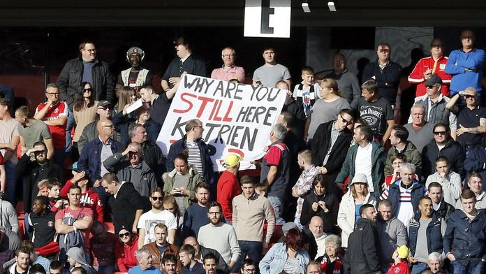 Kuriózní protest fanoušků: Hřiště v Anglii zasypali tisíci prasat!
