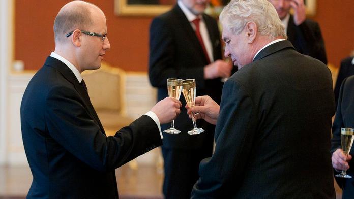 Novoroční oběd bez chotí: Zeman si chce se Sobotkou vyřídit účty