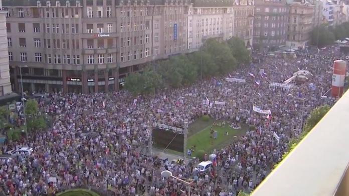 Největší protesty od roku 1989, komentují Václavák světová média