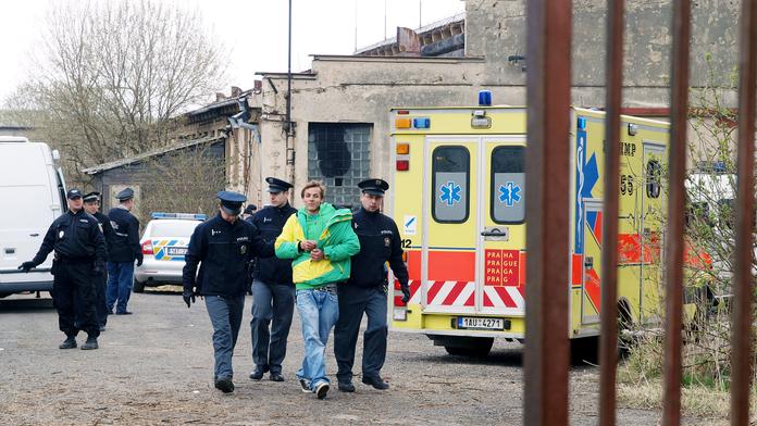 30 policejních vozů zasahovalo u nepovolené technoparty v Praze. Došlo na potyčky a zranění! VIDEO