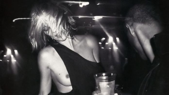 Kate Moss zase ukázala prsa