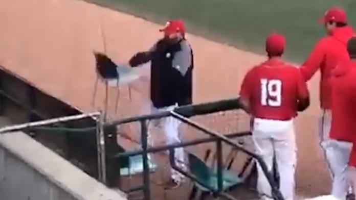 Divočina na baseballu: Trenér začal z ničeho nic házet na hřiště židle!