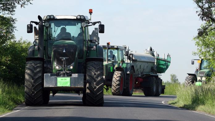 Nečas podlehl tlaku zemědělců, zelená nafta zůstane i příští rok