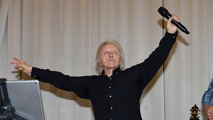 Václav Neckář měl vážné problémy a musel na operaci. Stále zůstává v nemocnici