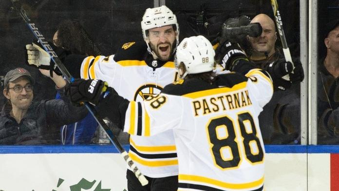 Pastrňák asistoval a Boston vyhrál. Pavelec střídal Lundqvista
