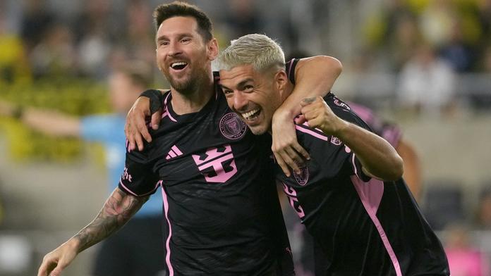 Lionel Messi a Luis Suárez slaví vstřelený gól